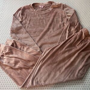 Juicy Couture Pink Velvet Like PJ Set w “Juicy”
Pink Studs on The Front

Size L